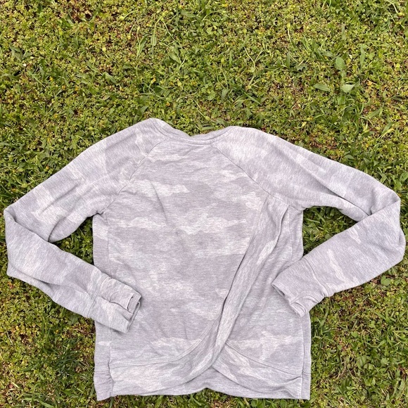 Athleta girl long sleeve size 8-10 Preowned camo gray Preowned casual activewear - Picture 2 of 5